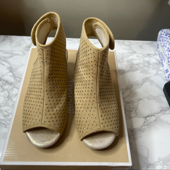 Michael Kors Cate Foe sand bootie/sandal with a wedge heel sz 2Y - Picture 9 of 11